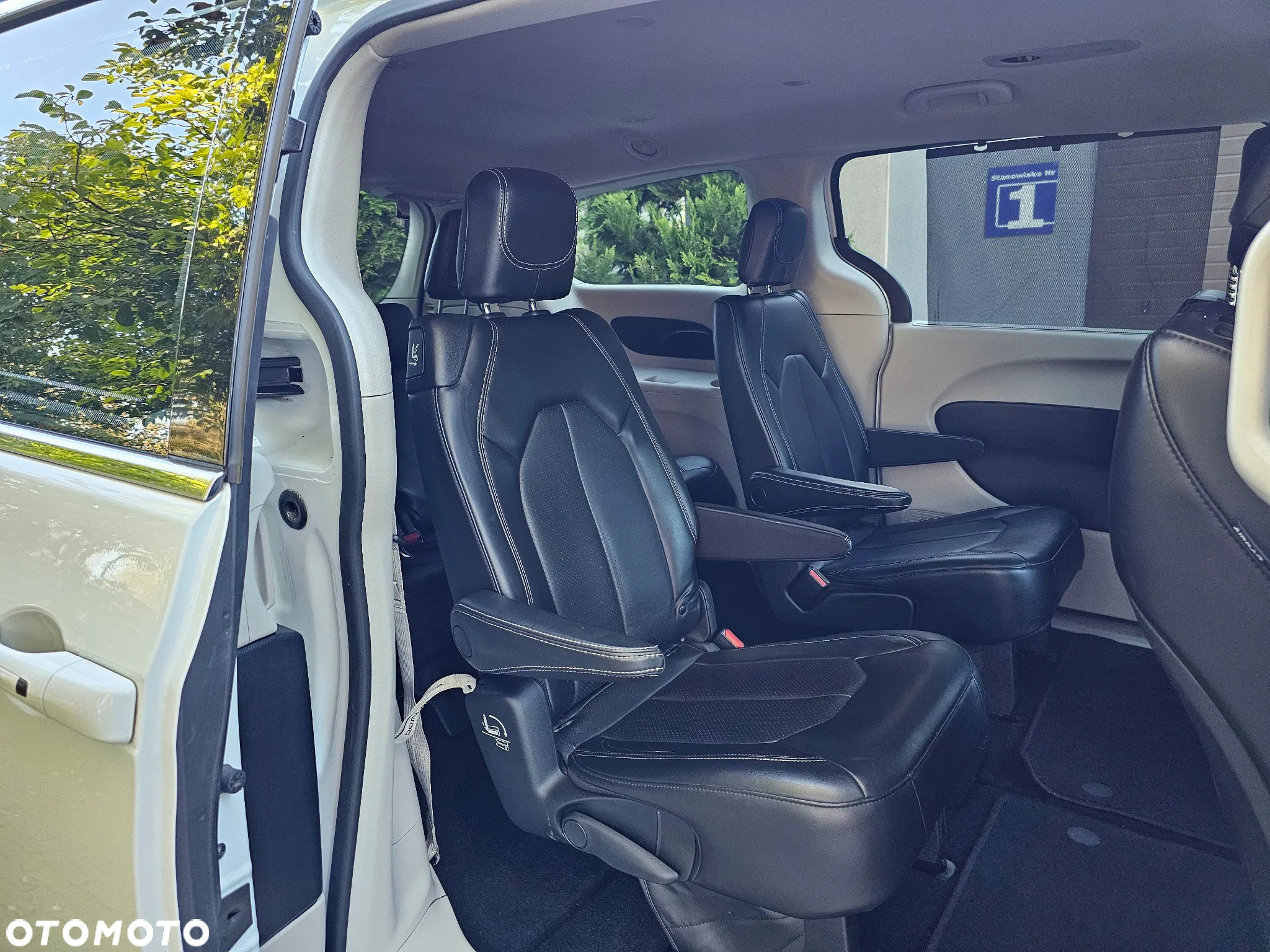 Chrysler Pacifica - 16