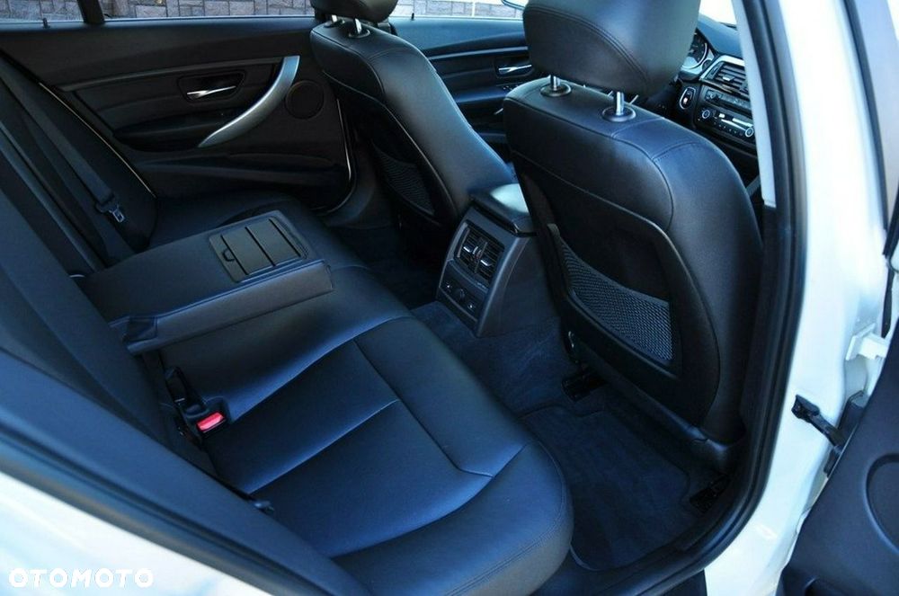 BMW Seria 3 330d xDrive Blue Performance Luxury Line - 27