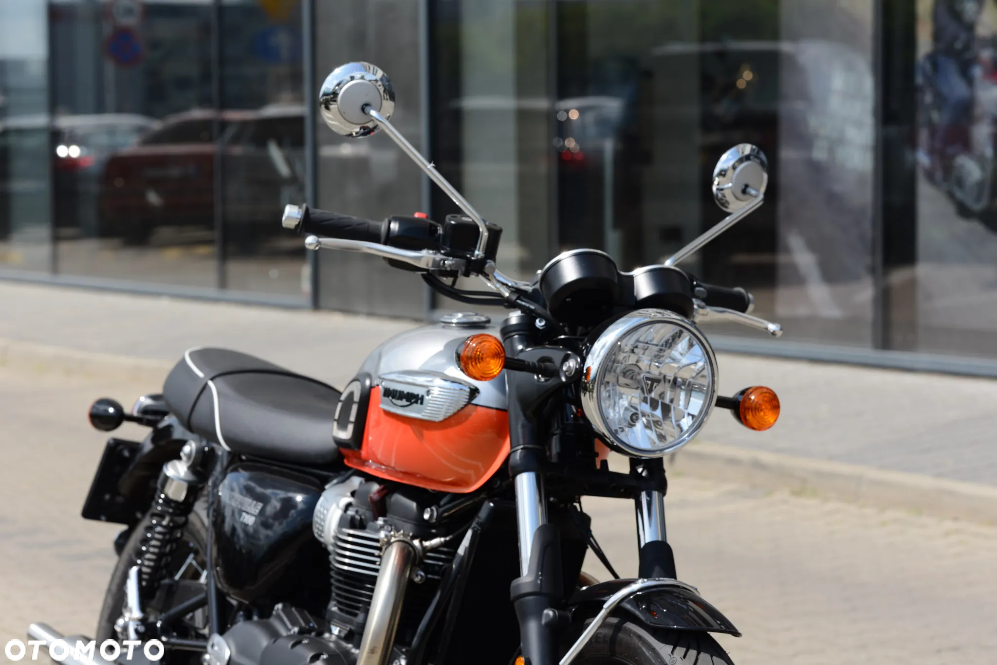 Triumph Bonneville - 4
