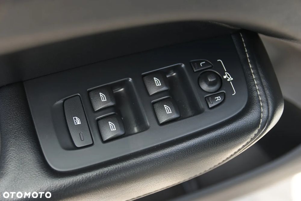 Volvo XC 60 D4 AWD R-Design - 27