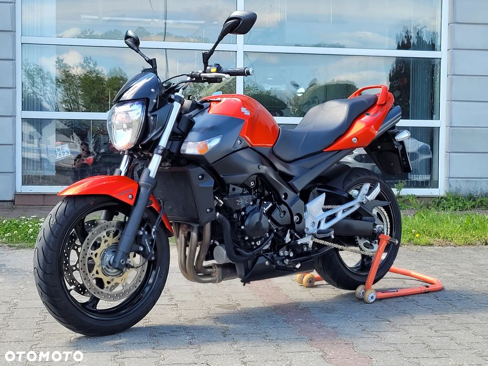 Suzuki GSR - 17
