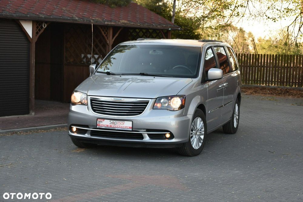 Chrysler Town & Country - 2