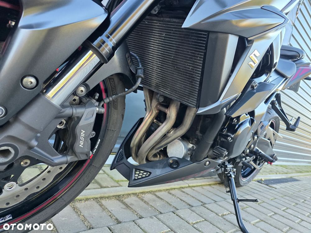 Suzuki GSX - 16