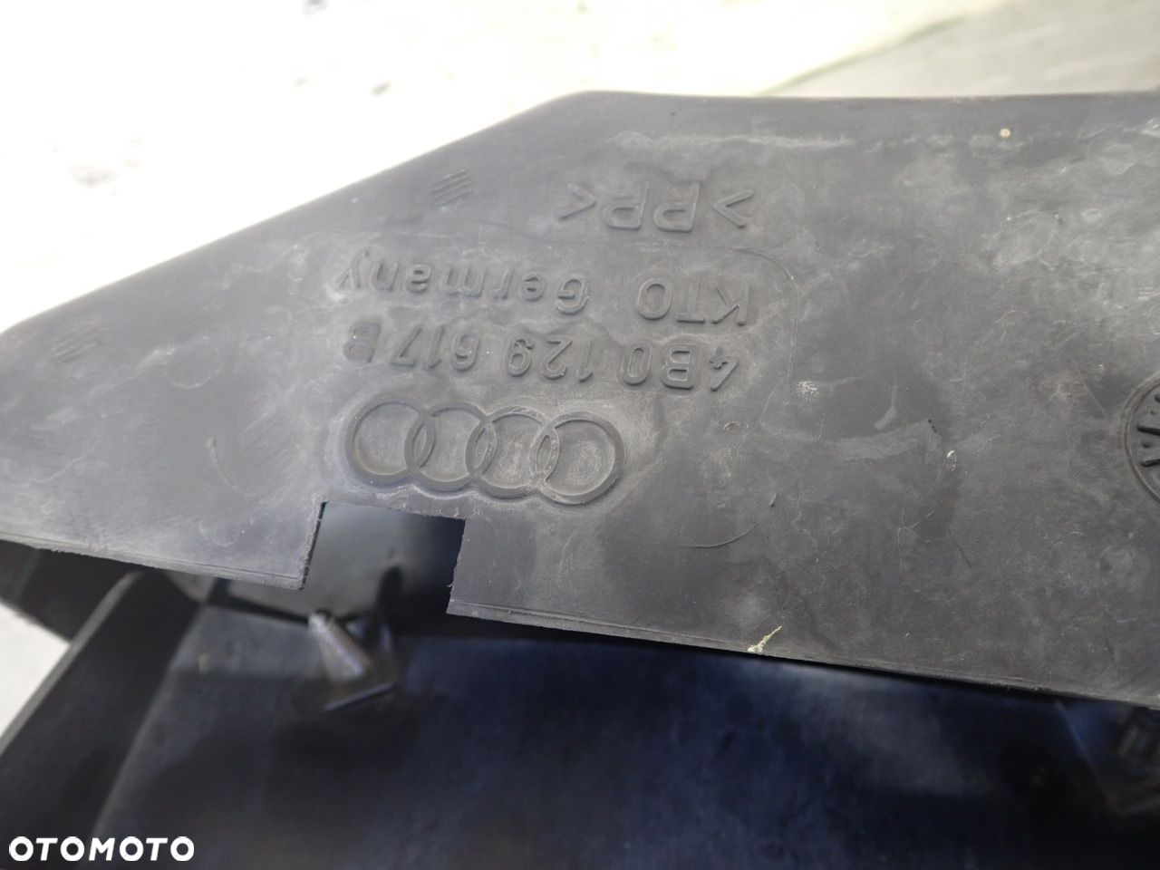 ŁAPACZ WLOT POWIETRZA AUDI A6 C5 2.5 4B1820902 - 4