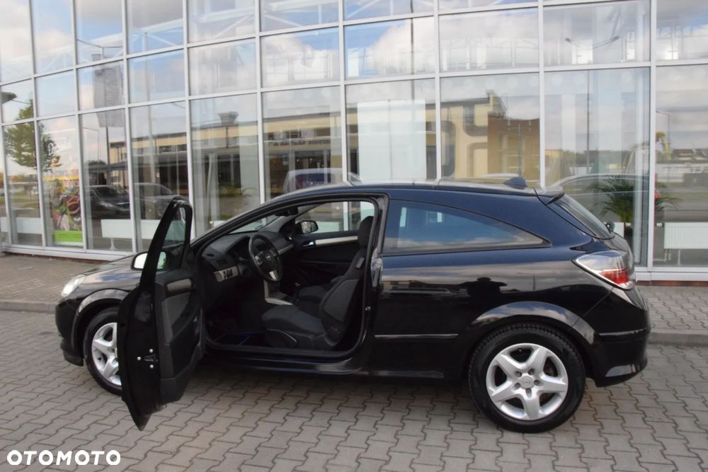 Opel Astra GTC 1.6 Black&White - 26