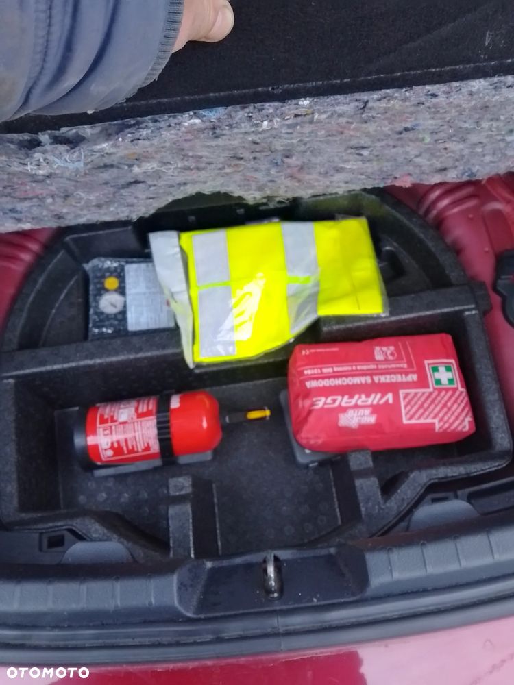 Toyota Yaris Hybrid 100 Dynamic - 16