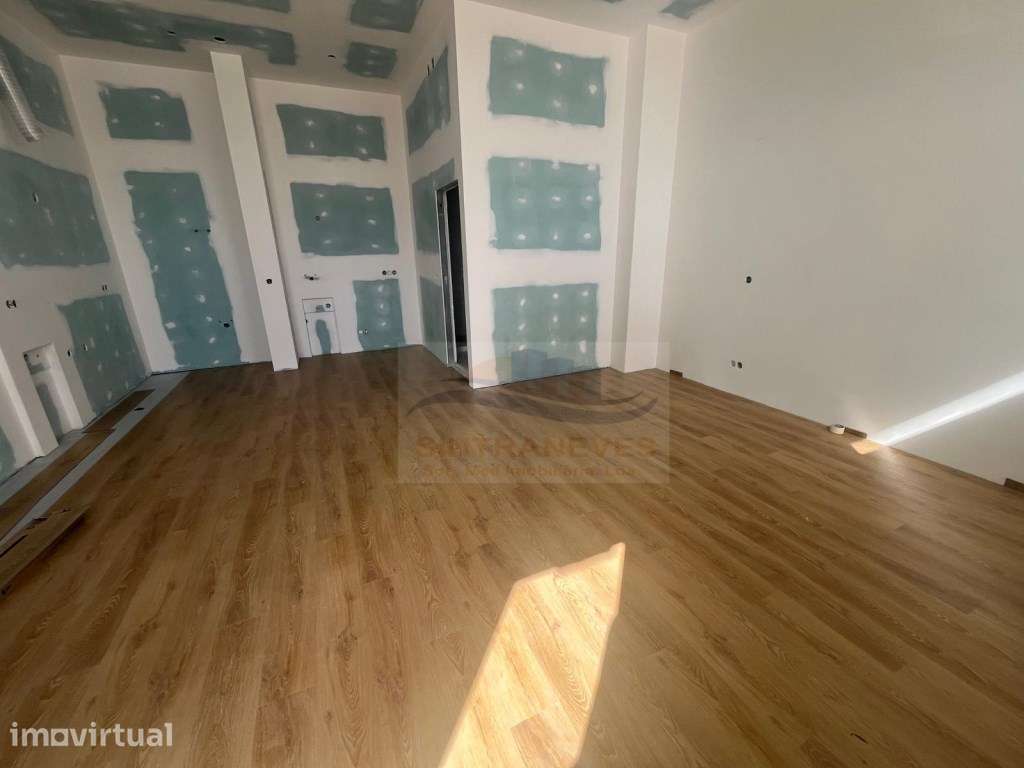 Apto T1 em RC Todo Remodelado, Cozinha Completa, na Zona Calma Resi... - Grande imagem: 2/11