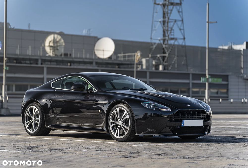Aston Martin V12 Vantage Carbon Black - 1