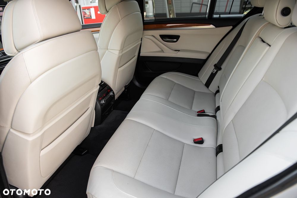BMW Seria 5 535i xDrive Sport-Aut Luxury Line - 20