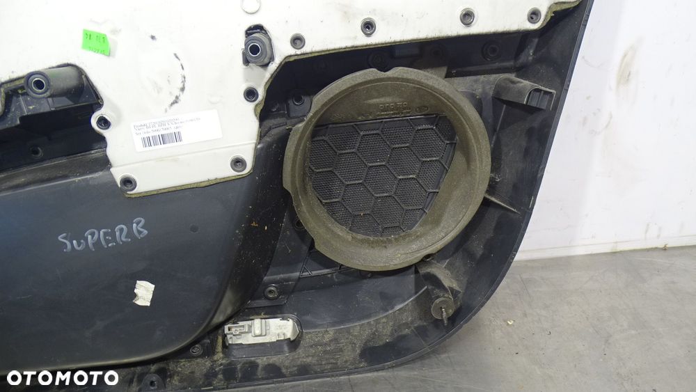 BOCZEK DRZWI LEWY PRZEDNI SKODA SUPERB II 3T2867005 - 8