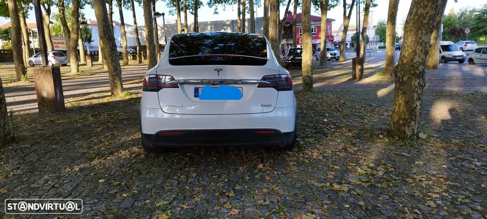 Tesla Model X - 8