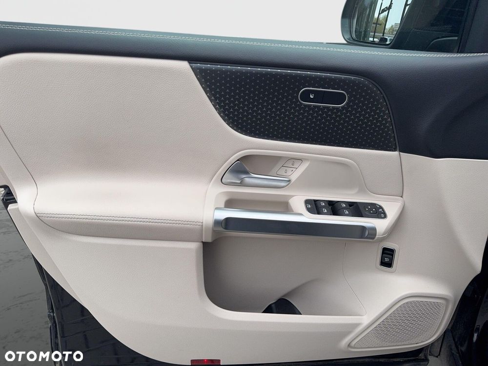 Mercedes-Benz GLB - 16