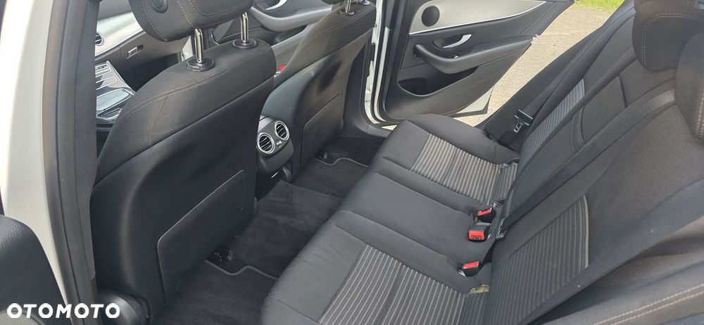 Mercedes-Benz Klasa E 220 d Business Edition 9G-TRONIC - 26