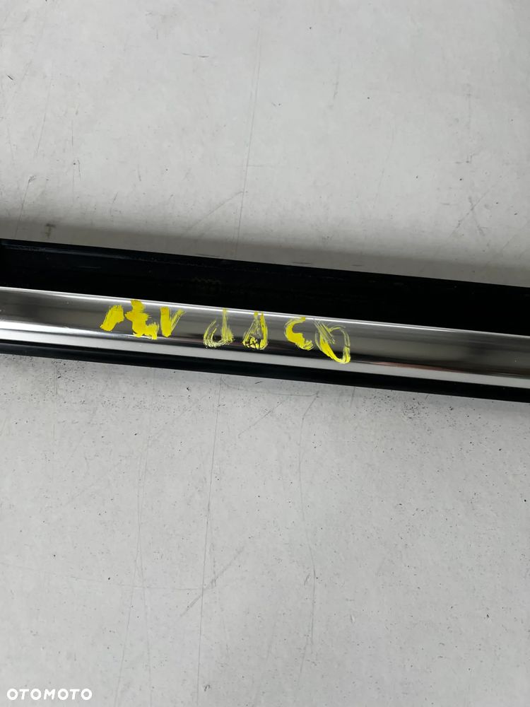 LISTWA DRZWI ZGARNIAJĄCA PRAWY PRZÓD 8U0853284 AUDI Q3 8U - 2