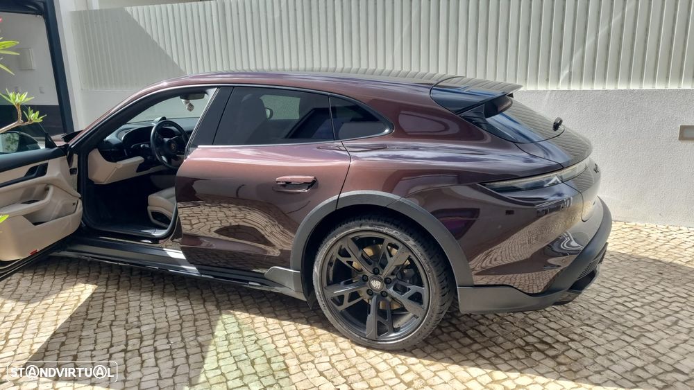 Porsche Taycan Cross Turismo 4 - 16