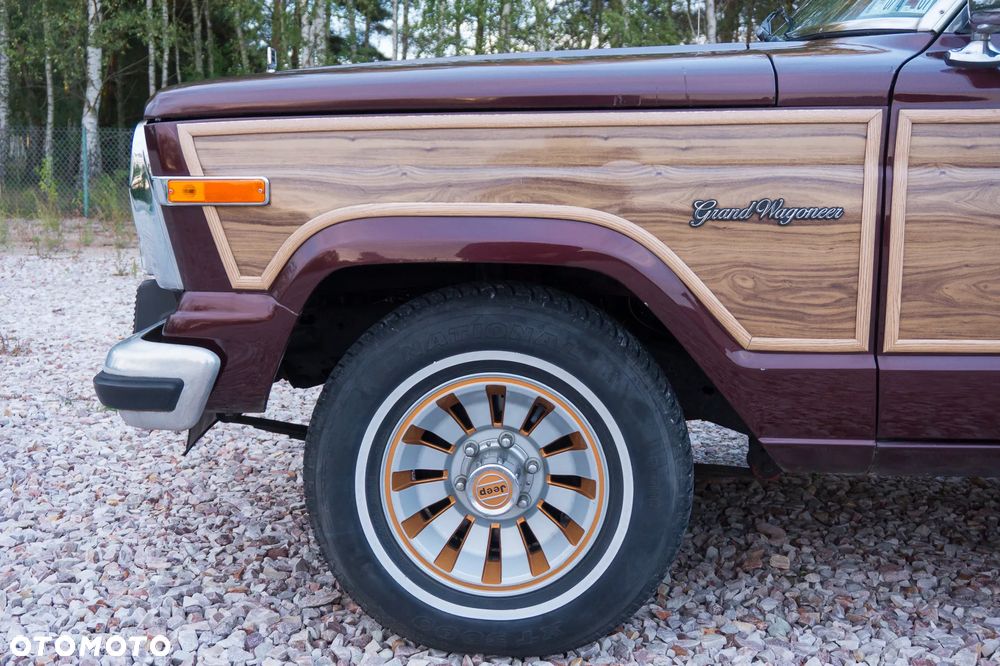 Jeep Wagoneer - 11