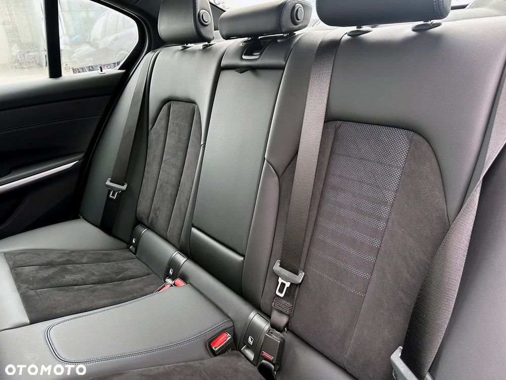 BMW Seria 3 318i M Sport - 22