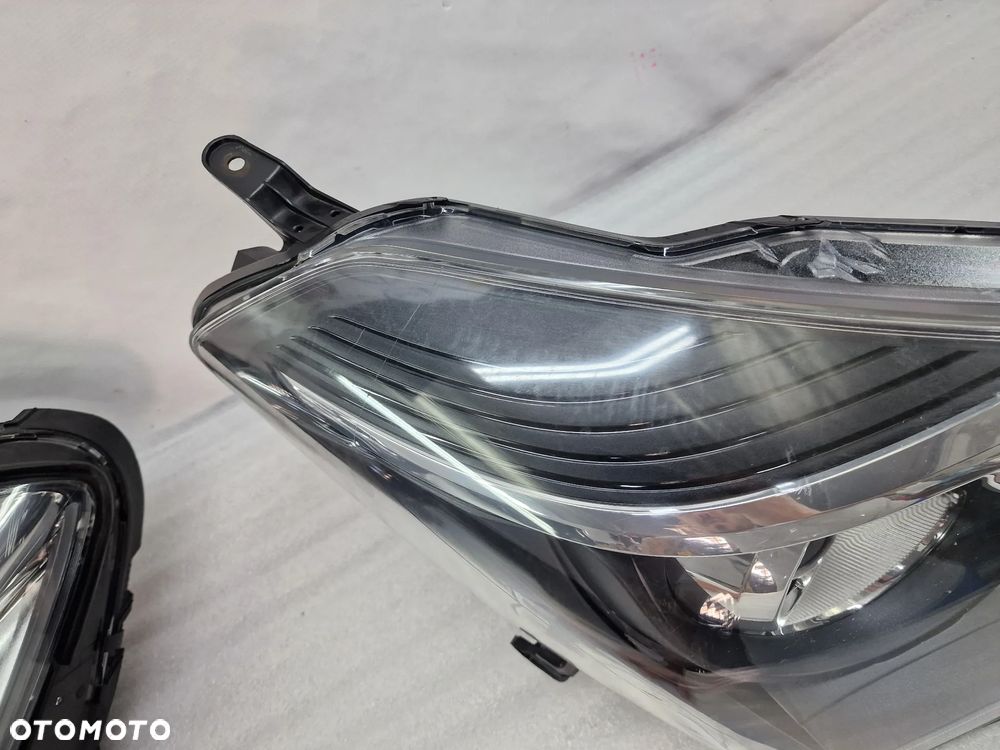 TOYOTA YARIS 3 III LIFT 14- KOMPLET LAMP PRZEDNICH PRZÓD LEWA + PRAWA , SOCZEWKA , NR AUKCJI LA677 - 7