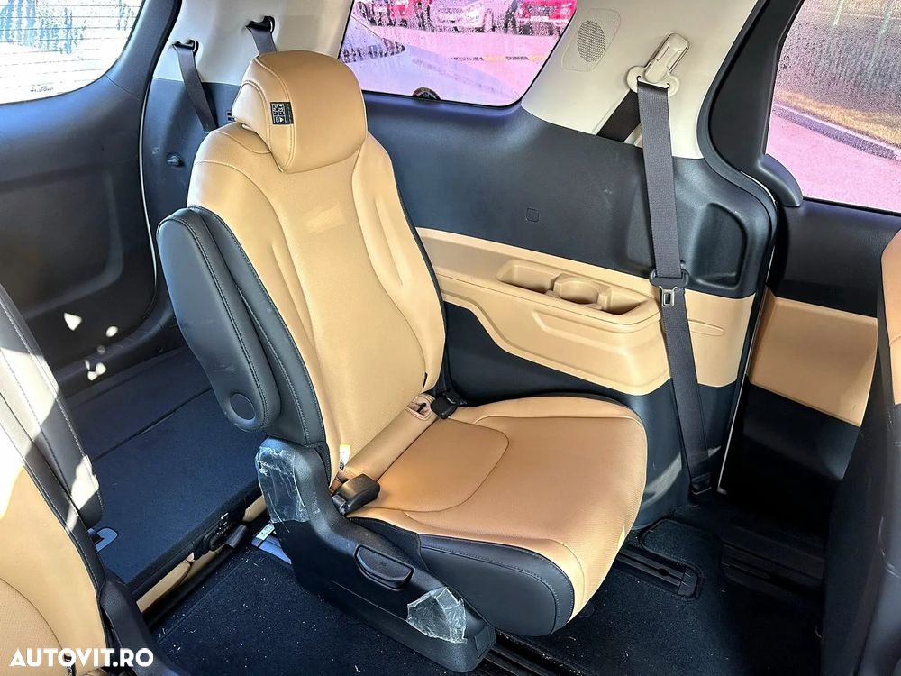 Kia Carnival - 34