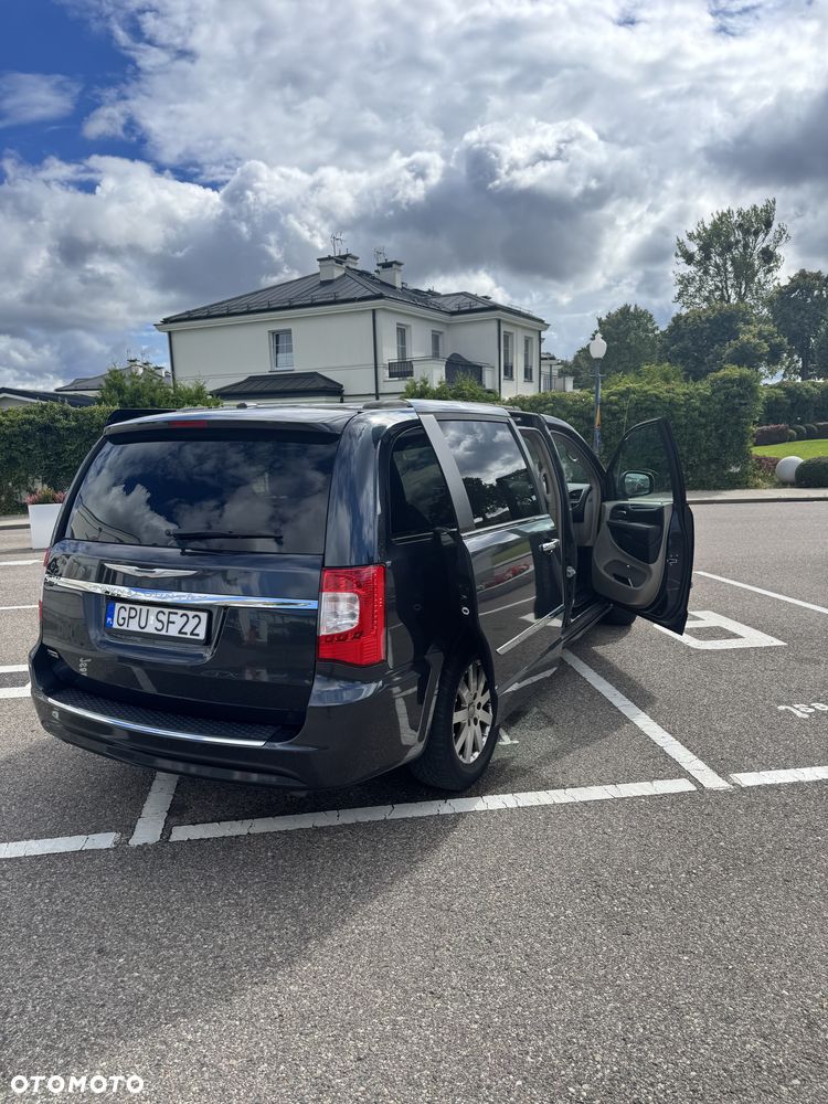 Chrysler Town & Country 3.6 Limited - 15