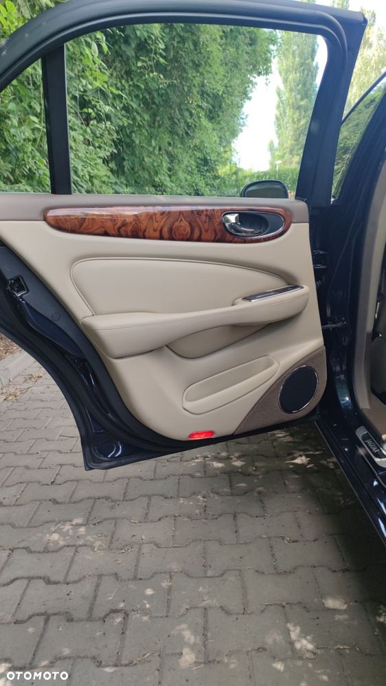 Jaguar XJ - 17