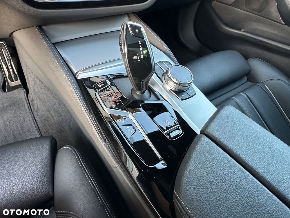 BMW Seria 5 530e xDrive M Sport sport - 31
