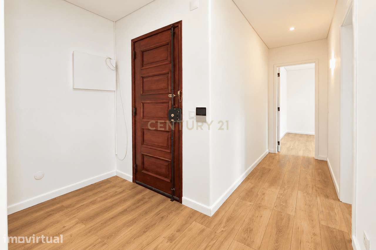 Apartamento T2 Totalmente Renovado em prédio com elevador e muita luz - Grande imagem: 5/35