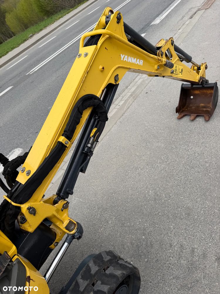 Yanmar SV08-1AS Japońska Minikoparka Gąsienicowa. Koparka 1,1 tony. Maszyna jak Nowa. 2017rok. Pochodzi z Norweskiego Gospodarstwa Ogrodniczego! 2 Rozsuwane Podwozie. Dokumentacja. Dodatkowe sekscje Hydrauliczne na młot lub wiertnice. Ani deka luzów czy wycieków. Szybkozłącze. Skrętne ramię. OKAZJA Zadbana Maszyna! Bardzo oszczędny silnik Yanmar. Mocne pompy Hydrauliczne!! 851mtg. Ani deka luzów czy wycieków, Aktualna Dekra. Po serwisach! - 28