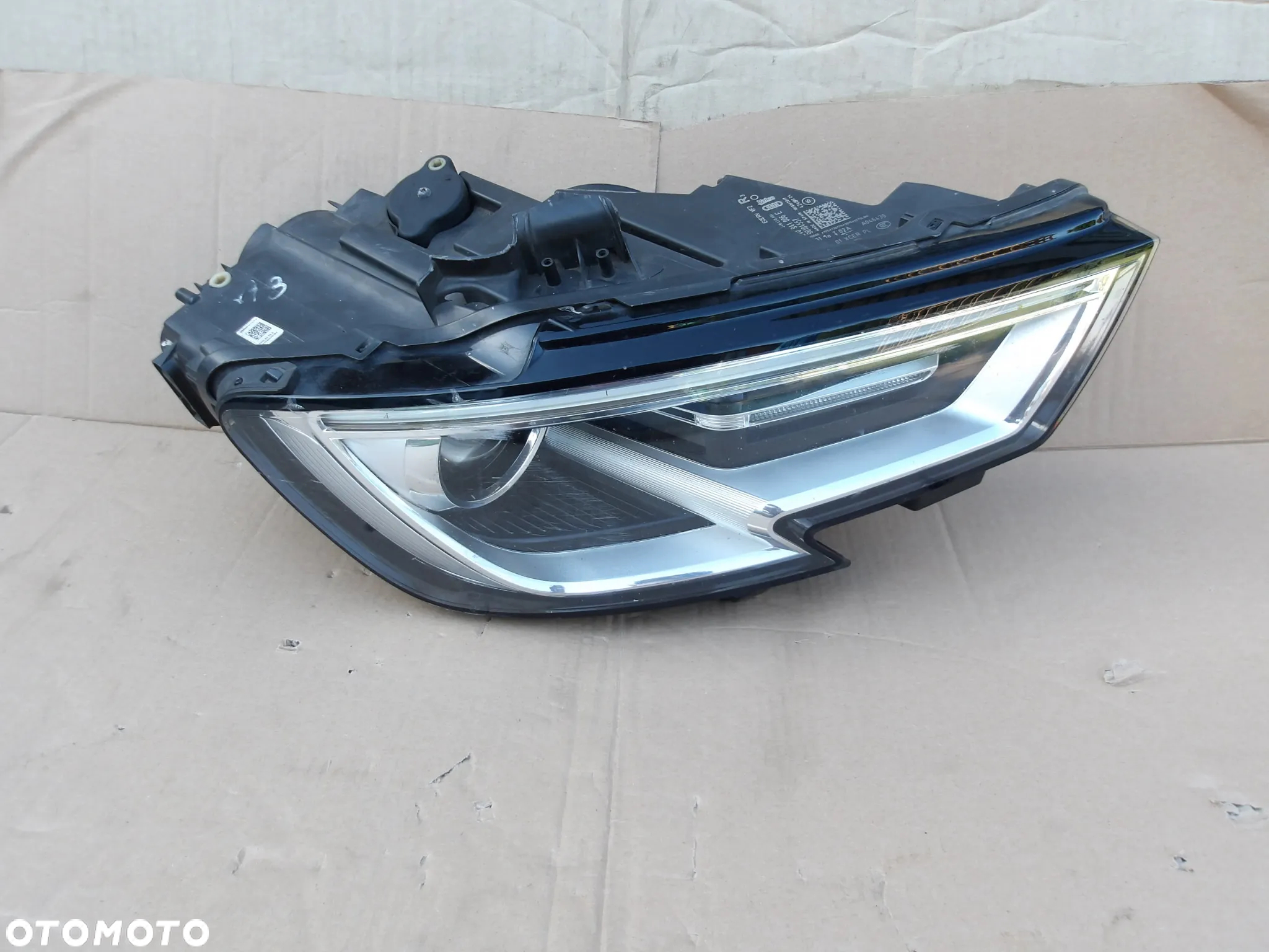 LAMPA PRAWY PRZOD AUDI A3 8V XENON 8V0941033F - 2