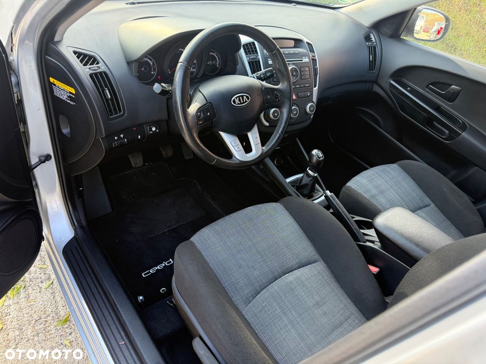 Kia Ceed - 8