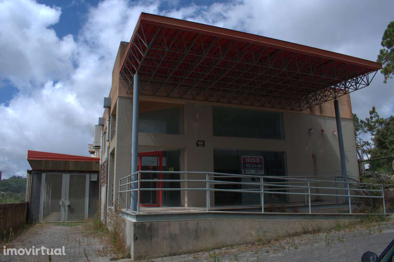 Espaço comercial de 451m² com estacionamento - Grande imagem: 3/17