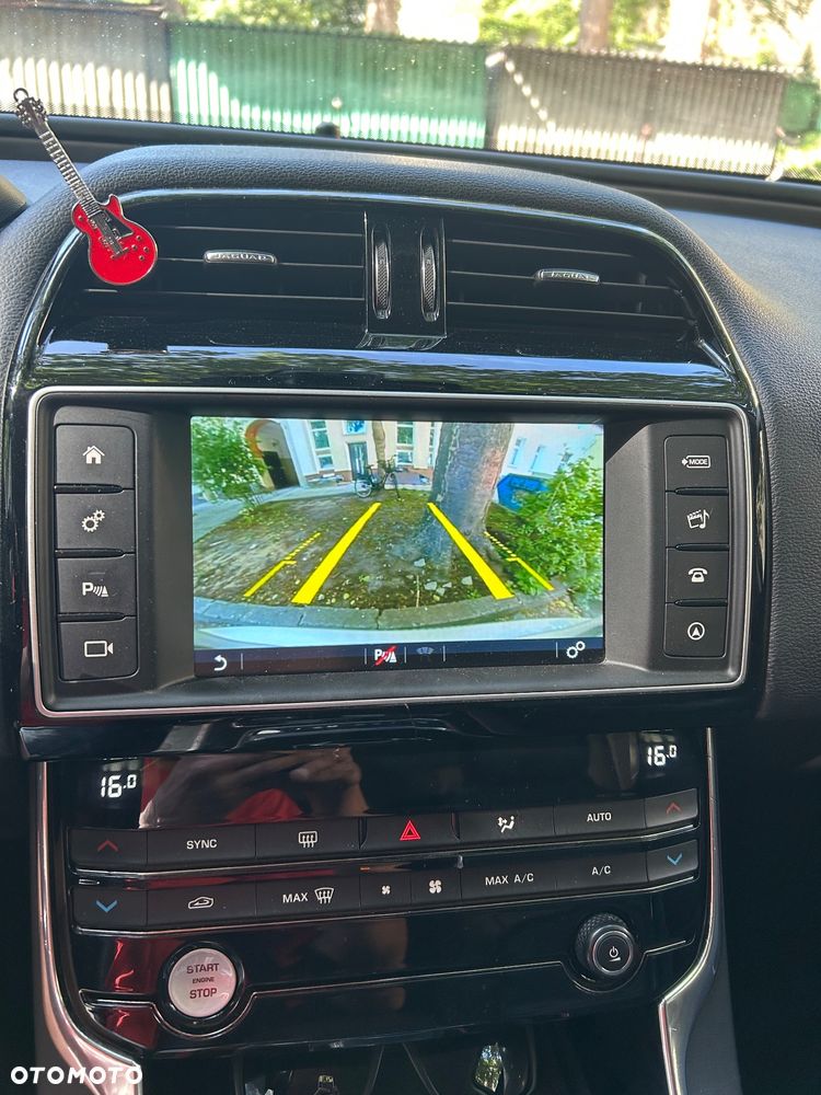 Jaguar XE 2.0 D R-Sport - 12