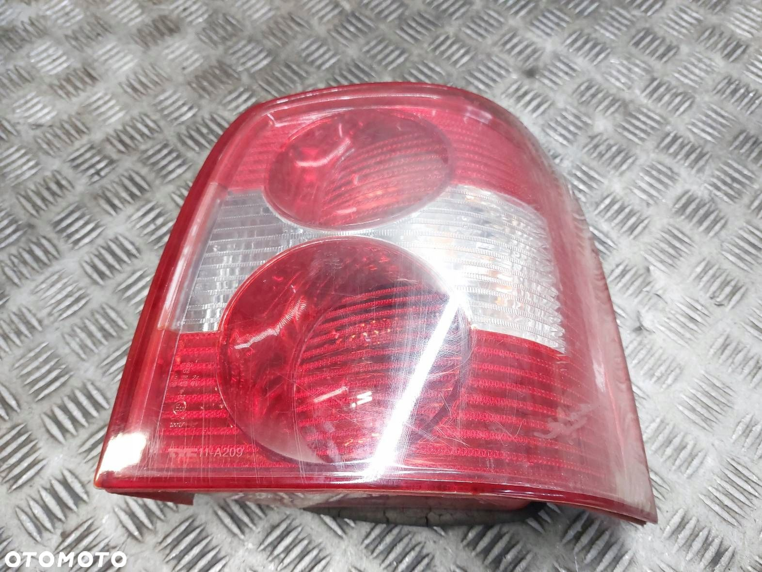 LAMPA PRAWY TYŁ VOLKSWAGEN PASSAT B5 FL TYC - 2