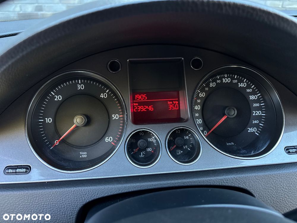 Volkswagen Passat 2.0 TDI Trendline DSG - 21