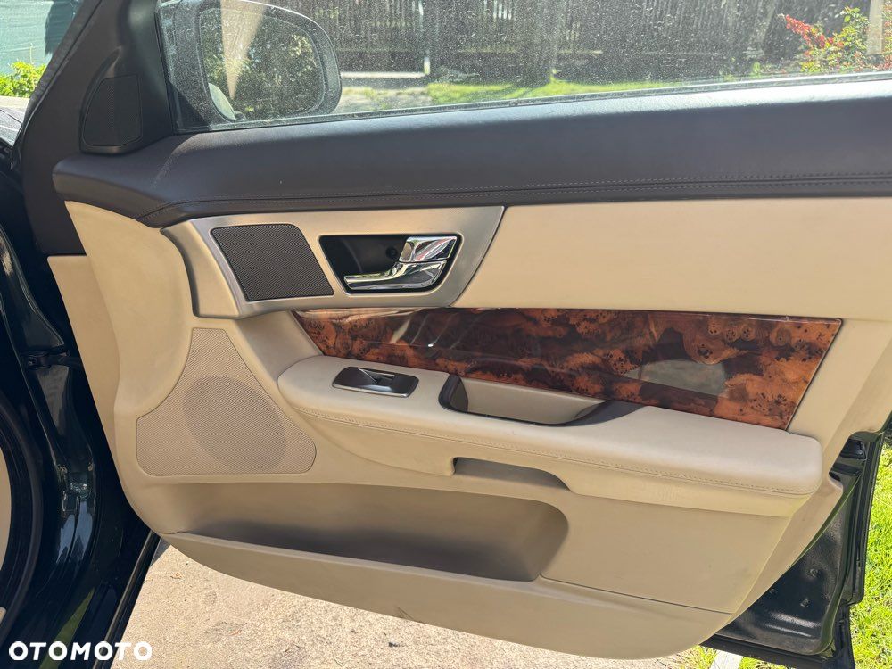 Jaguar XF 2.7 V6 D Premium Luxury - 9