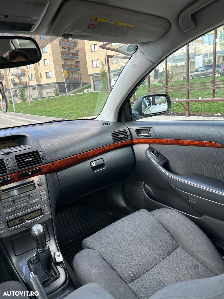 Toyota Avensis 2.0 D-4D - 10