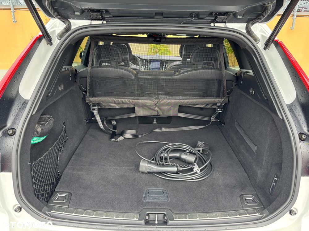 Volvo XC 60 T8 AWD Plug-In Hybrid R-Design - 12