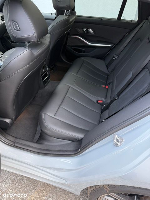 BMW Seria 3 320d xDrive M Sport - 13