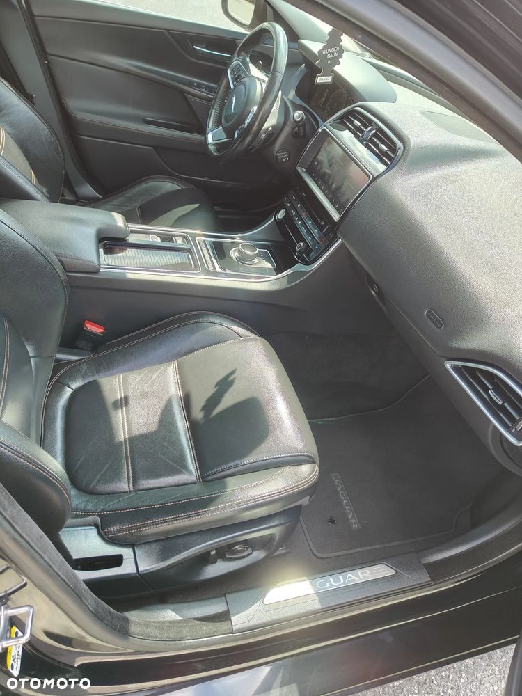 Jaguar XE 2.0 D AWD Portfolio - 18