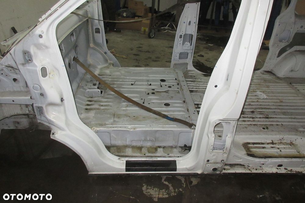 renault trafic ii vivaro a sŁupek Środkowy lewy - 1