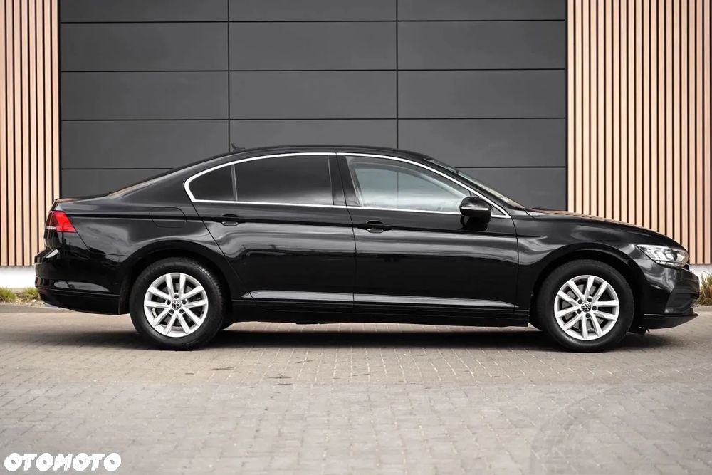 Volkswagen Passat - 1