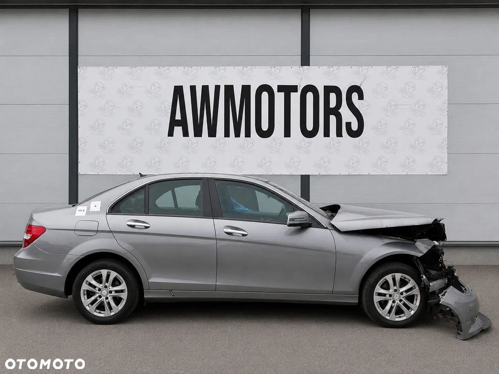 MERCEDES BENZ C220 2013 *SAMOCHÓD NA CZĘŚCI* 866 N 792 (Srebrny Palladium - lakier metaliczny)  MASKA, LAMPA, DRZWI, LUSTERKO, ZDERZAK, GRILL, BŁOTNIK, KLAPA, BELKA, DESKA, FOTELE, KANAPA, ĆWIARTKA KIEROWNICA, TARCZE, ZACISKI, ZAWIESZENIE, KOMPLETNY PRZÓD, KOMPLETNY TYŁ, LICZNIK, ZEGARY, PRAWE LEWE PRZÓD TYŁ - 2