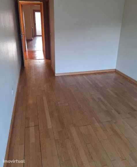 Amadora T2 renovado com parqueamento - Grande imagem: 3/4