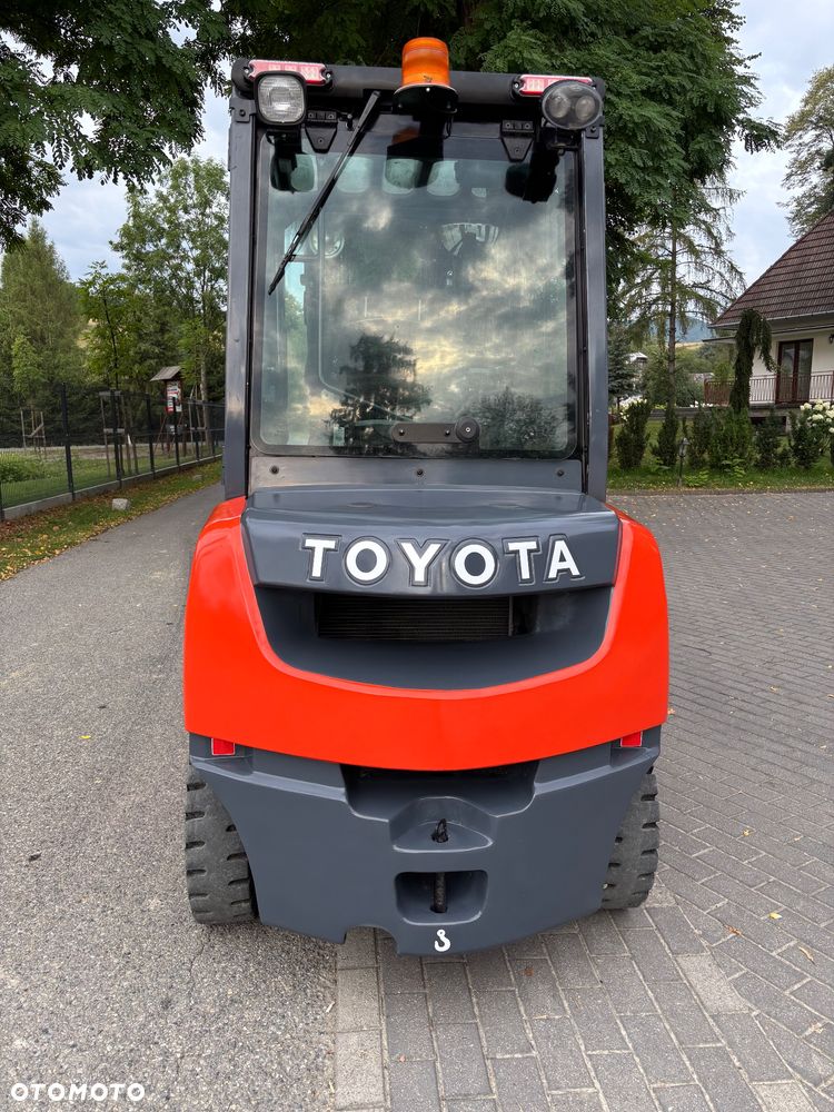 Toyota 8FDF25 8FD25F diesel 4cyl przesuw pozycjoner KABINA  55 500netto 2,5t - 3