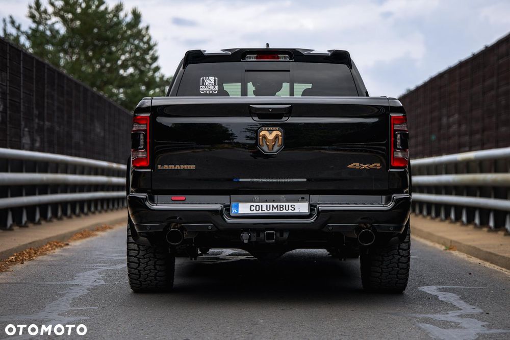 RAM 1500 5.7 Crew Cab Shortbed Laramie Black - 36
