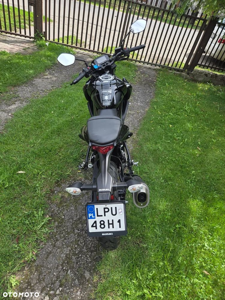 Suzuki GSR - 4