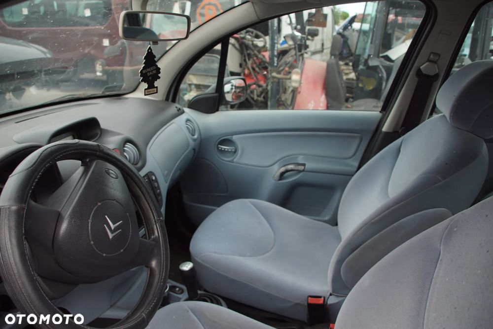Auto na części - Citroen C3 I 1.4 73 KM KFV 20CQ09 EZR 2003R Silnik Skrzynia Drzwi Maska Błotnik Klapa Zderzak Lampa Lusterko Klamka Szyba Deska Kokpit Sterownik Moduł Czujnik Licznik Panel Wyświetlacz Kierownica - 10