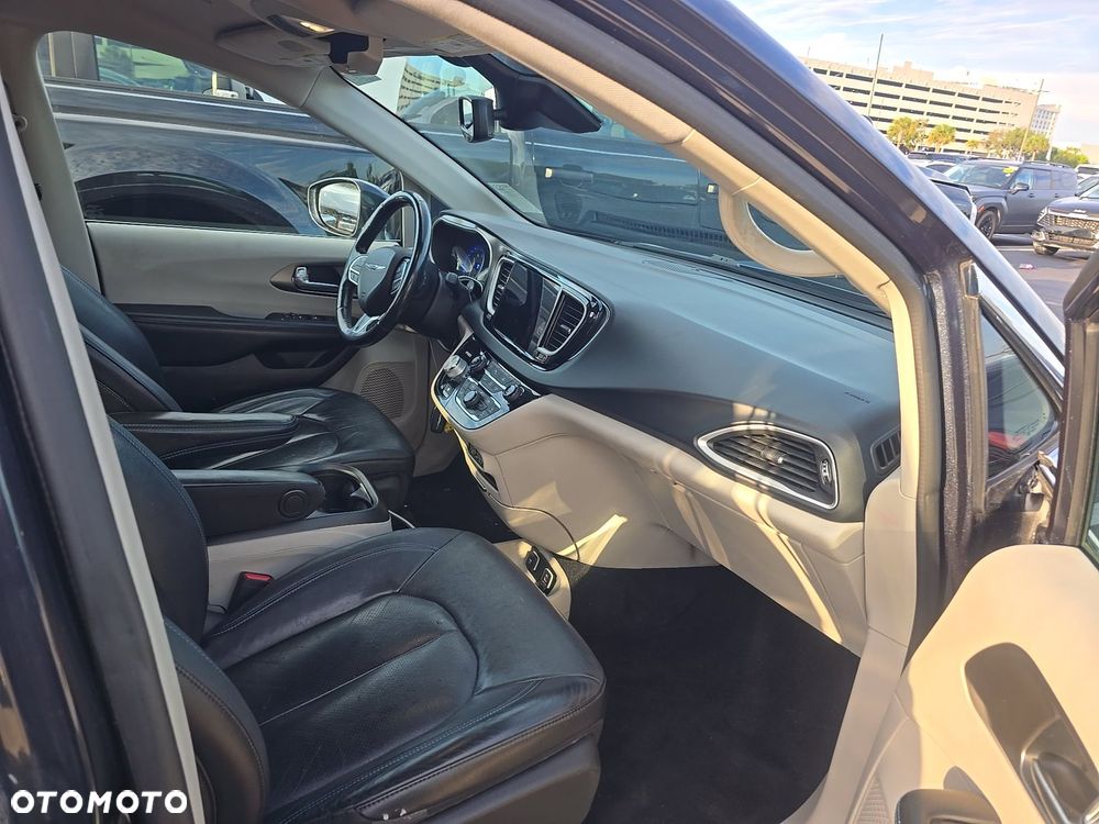 Chrysler Pacifica - 15