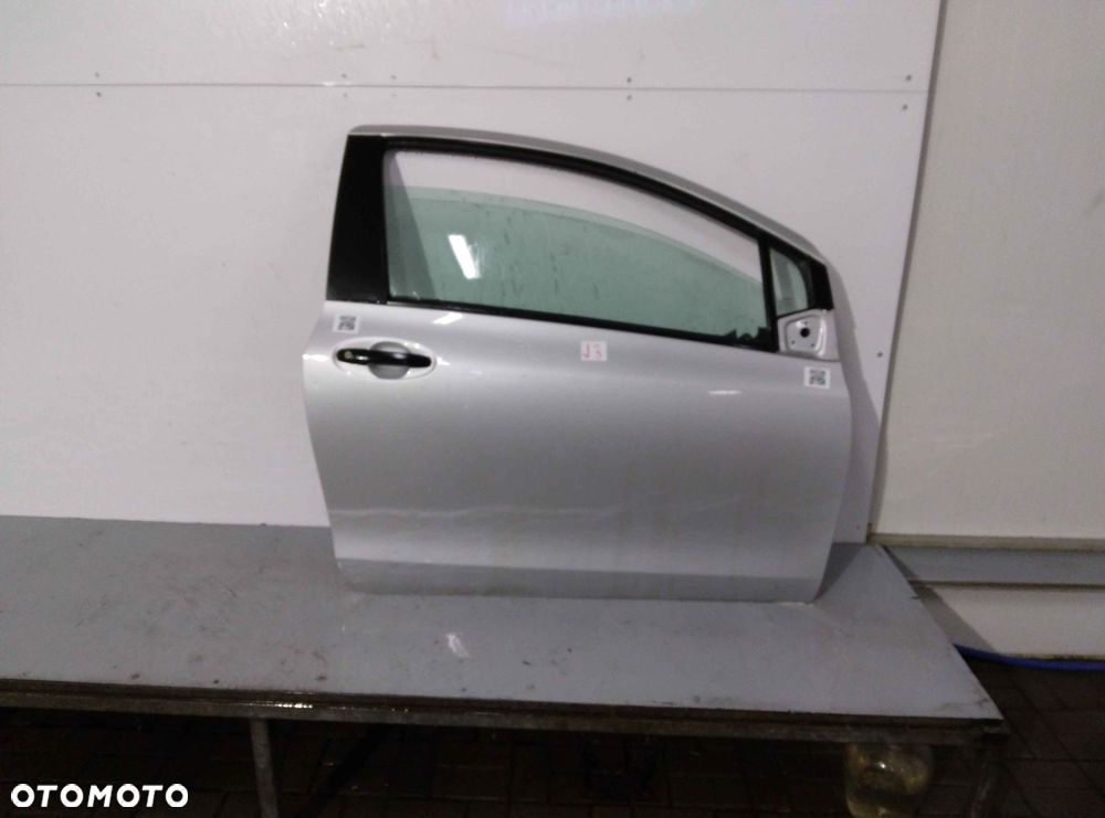 } DRZWI PRZÓD PRZEDNIE PRAWE TOYOTA YARIS 2 II 1F7 SREBRNY 3D 3 DRZWI HB - 1