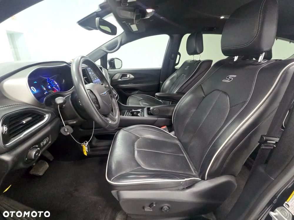 Chrysler Pacifica - 16